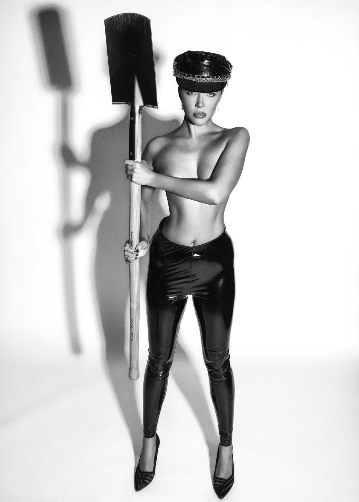 Big-Nudes-Setup — frontale Haltung, harter Schlagschatten, Model OlgaMariaVeide